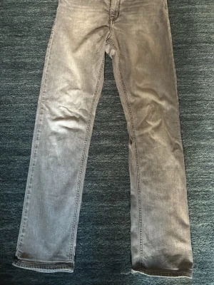 Grå Replay Jeans - Tjena! 👋 Säljer ett par riktigt snygga replay jeans i färgen grå. Jeansen är i ett väldigt bra skick. Perfekta för dig som gillar en enkel och clean look. Hör av dig vid eventuella frågor eller funderingar! 👇