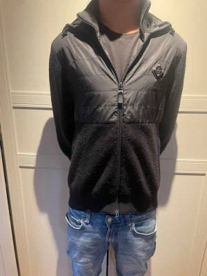 J.Lindberg cardigan  - Säljer min fina cardigan i väldigt bra skick. Den är lite nopprig, men det är på grund av materialet och går att få bort med en noppmaskin som jag kan lösa innan köp. Priset är inte fast, så vid snabb affär kan vi diskutera priset. Den säljs inte längre, vilket gör den väldigt limiterad och svår att få tag på.