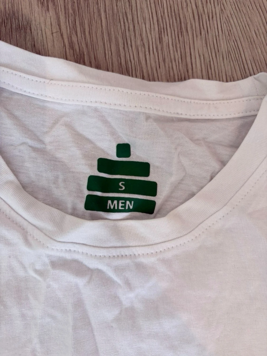 Vit t-shirt med grön fotbollsplan - 1