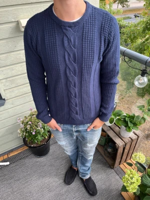 Blå stickad tröja - Skit snygg stickad tröja i jättebra skick✅ Storlek S | Längd: 43 cm ~ Axelbredd: 64 cm | Skriv vid frågor eller funderingar och följ för mer!
