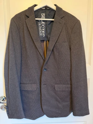 Selected Homme Kavaj - 45kr -> 249kr  Storlek 52  Färg - Svart, Brun Material - Bomull, Polyester Mönster - Fiskben Ärmlängd (cm) 68 , Axelbredd (cm) 51