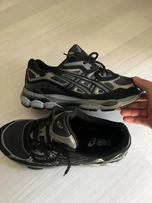 Asics Gel-NYC svart  - Helt nya & helt oanvända, 10/10 skick.  Mycket sköna & snygga skor att ha på sig. Finns även kartong till den lite skrynklig bara. (nypris: 1700kr)