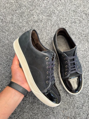 Lanvin uk9 mörkblå - Säljer dessa sjukt feta lanvins. Dom är mörkblå. Storlek uk9 som motsvarar 43-44! Innersula 29cm. Skick 8,5/10! Nypris 5000kr. Kan gå ner i pris vid snabb affär! Skriv vid frågor eller funderingar 🤗⚡️