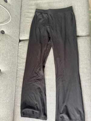 Svarta leggings med utsvängda ben JDY - Säljer ett par svarta leggings från JDY i storlek medium. De har en hög midja och utsvängda ben vilket ger en snygg siluett. Materialet är mjukt och stretchigt, perfekt för en avslappnad och trendig look. Använder ej längre och därför säljer jag men superfina på skriv dm om ni vill se dom på 💕