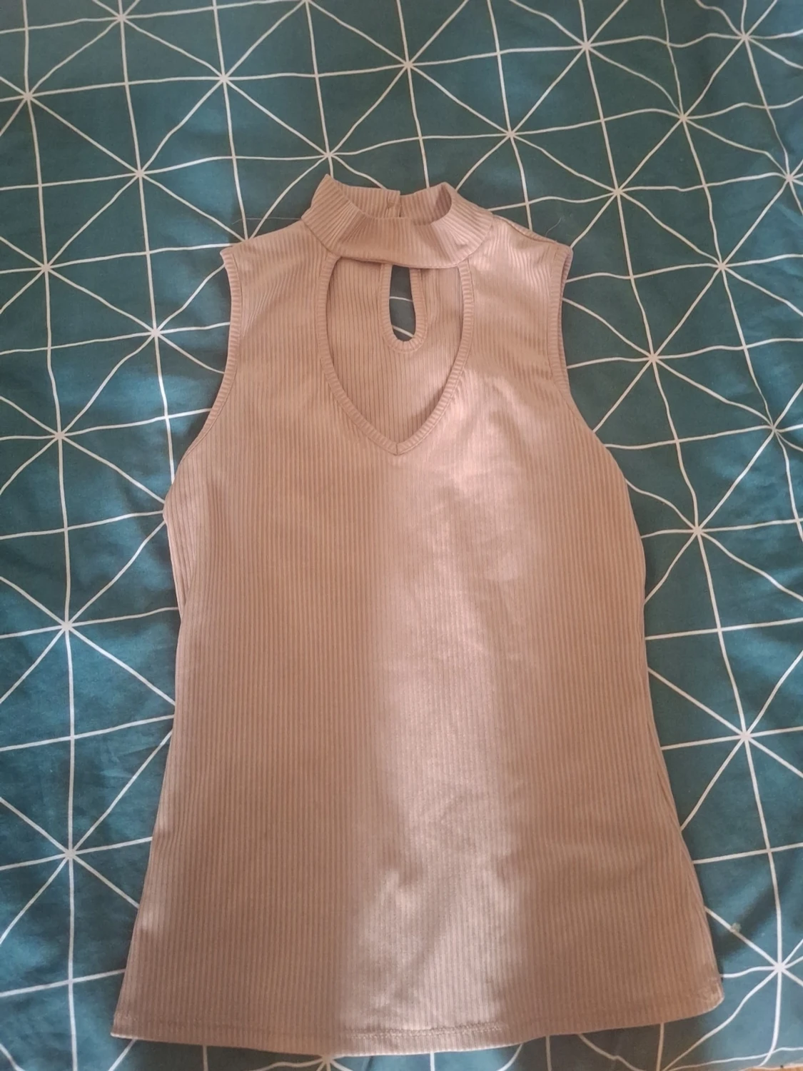 Beige ribbad ärmlös topp med hög krage