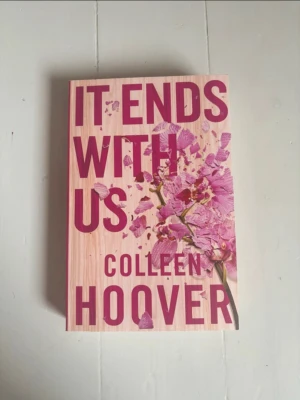 It Ends With Us av Colleen Hoover - Skriven på engelska. Boken handlar om kärlek, svåra val och relationer. Perfekt för dig som gillar känslosamma berättelser och modern skönlitteratur.