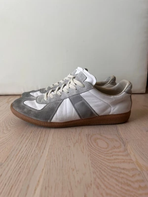 Maison margiela gats -  fint skick | grå mocka vit läder | Size 45 passar även 44 | nypris 7000 | skriv vid frågor eller funderingar | frakt inom 24 timmar |