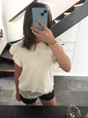 Beige stickad topp med volangärm - Säljer denna söta stickade topp🩷🎀