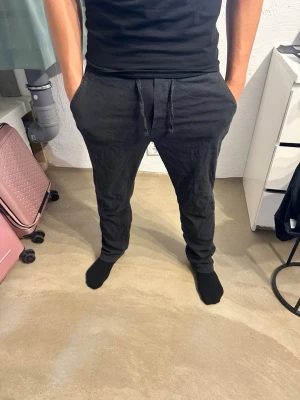 Svarta linnebyxor från Jack and Jones - Säljer ett par svarta linnebyxor från Jack and Jones. Byxorna har en avslappnad passform och en bakficka med liten etikett. Perfekta för chill dagar eller när du vill vara bekväm.
