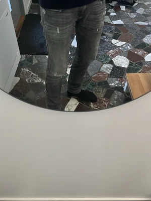 Replay anbass med slitningar - Säljer ett par grå slim fit jeans med snygga slitningar och tvättade detaljer. Jeansen har klassisk femficksdesign och kontrastsömmar på bakfickan. Perfekta för en avslappnad och trendig look. Skriv om ni har frågor!