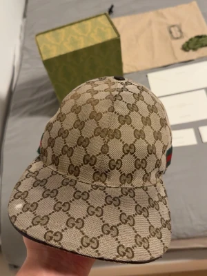 Gucci Keps Beige  - ✅Äkta! Box, dustbag & tags/kort medföljer.        ‼️Pris är diskuterbart.                                                     ⚠️Inga byten. Välanvänd men fortfarande snygg gucci keps finns lite defekter här och där (DM för detaljer/bilder)