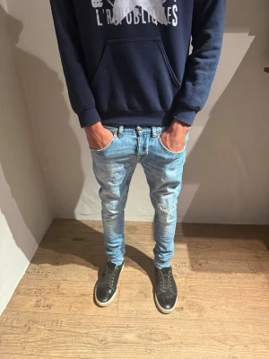 Dondup George jeans  - Dondup George jeans i storlek 32 men är lite små i storleken|| passar 170/180 60kg|| passar perfekt nu inför hösten🍁|| OBS finns en liten fläck på byxorna som borde gå att få bort||