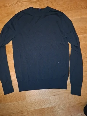 Grön stickad tröja - Grön srikad tröja från uniqlo använd typ 3 gånger 