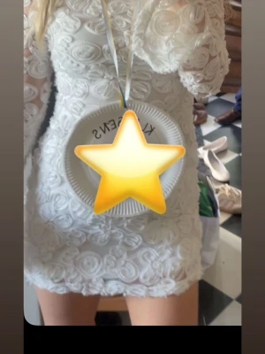 Vit student klänning🌸 - Vit tight lite kortare klänning med mönster och ”genomskinliga armar”, och utsvängda armar. Mitten klänningen på bild 2.  Superskön och fin, perfekt till student eller till något annat🥰  Använt en gång men inga tydliga tecken på användning