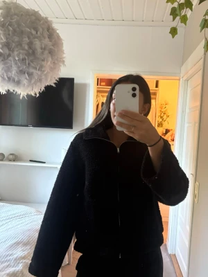 Svart teddyjacka med dragkedja - Mysig svart teddyjacka med dragkedja framtill och krage. Jackan är i fint skick, skriv för fler bilder😍