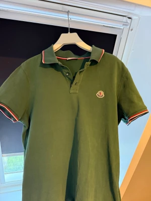Moncler Pike - Pris kan diskuteras! Grön Moncler piké i mycket bra skick. Sitter som en Xs/S. Skriv Pm vid eventuella frågor! 