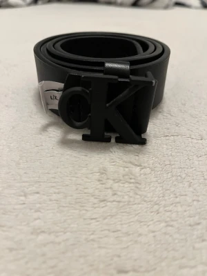 Calvin Klein - Hej säljer detta Calvin Klein bältet som inte passar mig längre. Bältet är köpt från booztlet för cirka 400kr . Skicket är mycket bra fast jag gjort ett litet extra hål som inte syns alls utan att titta noga. Bältet är väldigt litet och passar bäst på folk med liten midja. Priset kan diskuteras