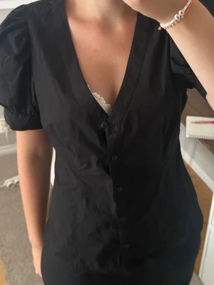 Blus - Säljer den här super fina blusen från Just i storlek S! 