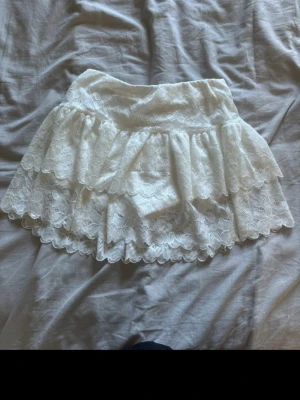 Vit kojk - Fint skick, inbyggda shirts