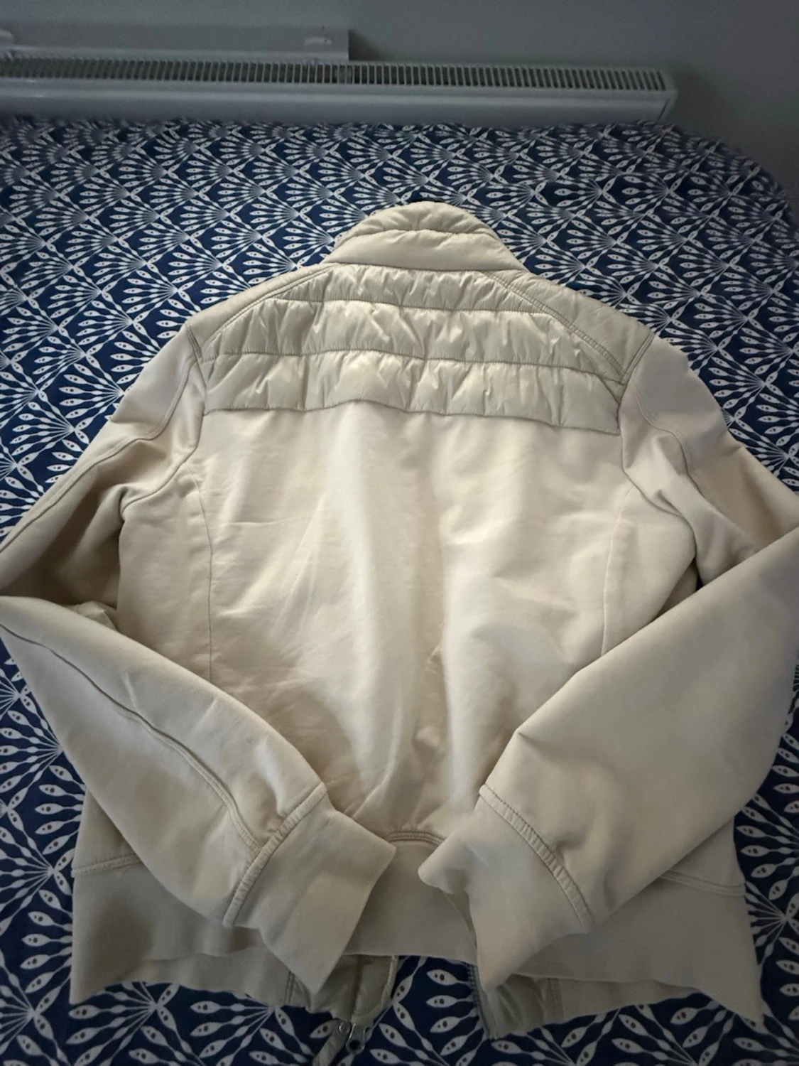 Beige quiltad jacka med dragkedja - 1