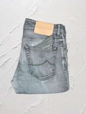 Gråa Jacob Cohën jeans  - Hej! Nu säljer jag dessa as feta Jacob Cohën jeans i modellen 622. De är i väldigt bra skick och nästan helt nya!🤝💫👌😃                                        De är i storlek L28 och W30.   Den som ger mig högst pris får dem!