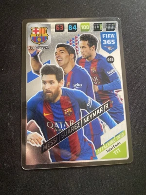 FIFA 365 Panini samlarkort Barcelona - Samlarkort från Panini FIFA 365 med Barcelona-trion Messi, Suárez och Neymar Jr. Kortet har färgstark design med klubbens emblem och spelarnas namn. Perfekt för dig som gillar fotboll och samlar på sportkort.
