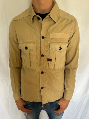 Overshirt/höstjacka - Säljer denna tvärfeta jacka ifrån G star Raw perfekt inför hösten. Modellen är ca 180cm lång och väger 73 kg. Tveka inte på att kontakta mig vid minsta fundering.🙌