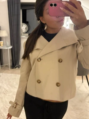 Trenchcoat  - Jättesnygg trenchcoat från meet me there💕 använd under en säsong och har inga defekter🤗Nypris 846kr