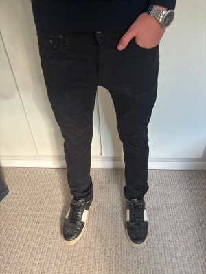 Svarta slim jeans från Jack & Jones - Tja! Säljer dessa riktigt snygga slim jeans ifrån Jack & Jones! W29 L30 | Jag på bilden är 183 | Hör av er vid minsta lilla fundering🙌