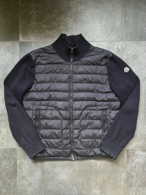 Moncler cardigan  - Tjena, säljer nu denna riktigt snygga och populära Moncler cardiganen. Den är i bra skick, finns små tecken på användning, skriv för bilder, utöver det mycket fin. Storlek L, om du vill veta måtten skriv till mig, hör av er vid frågor och funderingar🙌🤝 