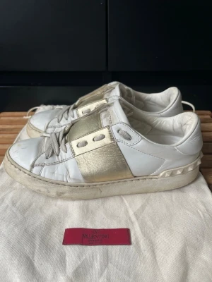 Valentino opens  - Tjena, säljer nu dessa riktigt snygga och populära valentino opensen, de är i bra men använt skick så finns små slitage som man kan se på bilderna, de är storlek 36,5, dustbag ingår, hör av er vid frågor och funderingar🙌🤝 
