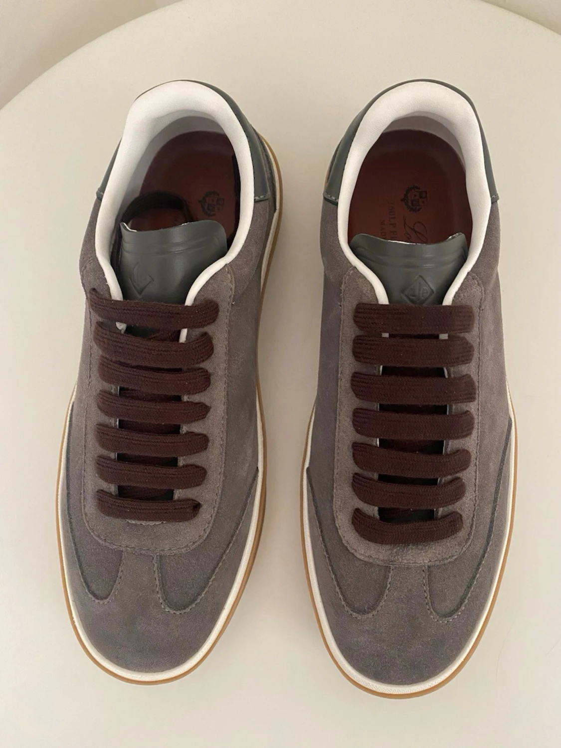 Grå mockasneakers från Loro Piana - 2