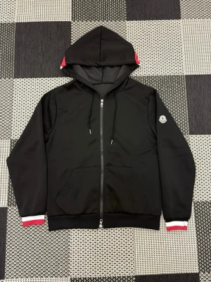 Moncler zip hoddie  - OBS FÄRGEN ÄR GRÅ men jag har ingen bild på den, ifall du skulle vara intresserad så tar jag bilder. Storlek M skriv gärna vid intresse 