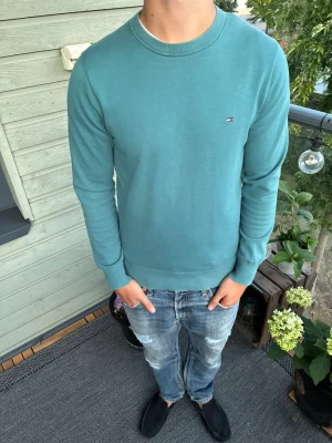 Turkos sweatshirt från Tommy Hilfiger - Bra skick skriv vid frågor eller funderingar!