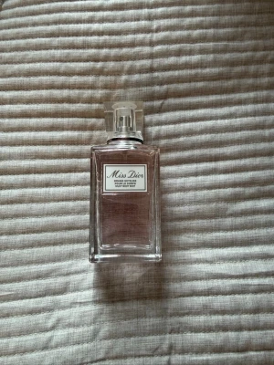 Miss Dior Brume Soyeuse Pour Le Corps Silky Body Mist  - Knappt använd dior parfym💕