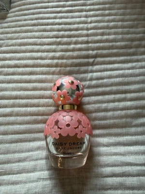 Daisy Dream Blush parfym - Marc Jacobs parfym Daisy Dream Blush🌸