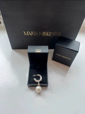 Maria Nilsdotter örhänge ”chunky pierced pearl” - Modellen ”chunky pierced pearl earring” och nypris ligger på 2995kr. Typ nyskick men utan den originella pluppen däremot ett perfekt substitut🙌🏼  Skriv vid fler frågor!