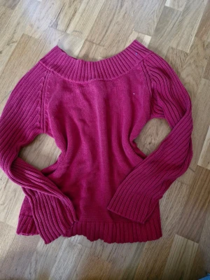 Vinröd stickad tröja  - Jätte,jättefin röd stickad tröja, vet inte varför den ser så rosa ut på bilderna  Säljer egentligen bara för att den inte används  Tröjan är I gott skick  Pris kan diskuteras