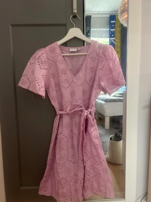 Ljusrosa broderad klänning - Säljer en jättesöt ljusrosa klänning med broderade blommor och puffärmar, inga defekter o använd 1 gång!💕