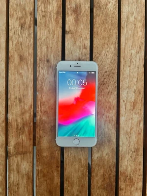 Apple iPhone 6 64 GB - iPhone 6 med 64 GB lagringsutrymme. Allt fungerar som det ska. 100% batterihälsa alltså i perfekt skick!