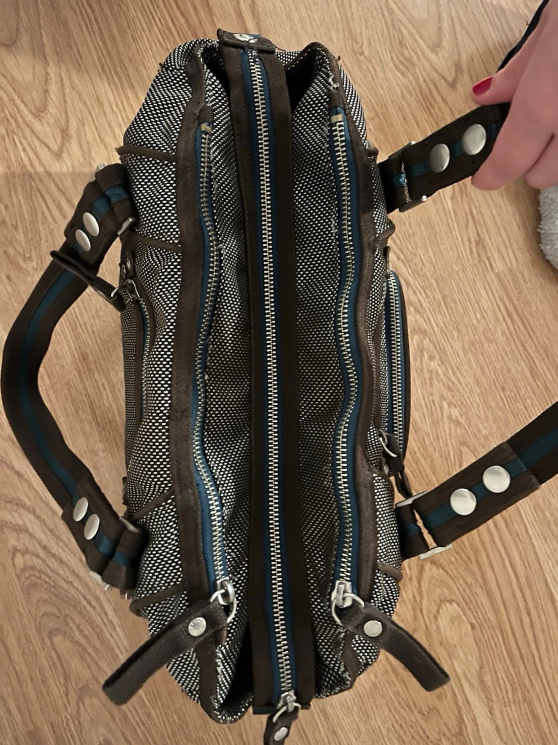 Grå handväska med blå detaljer - 4