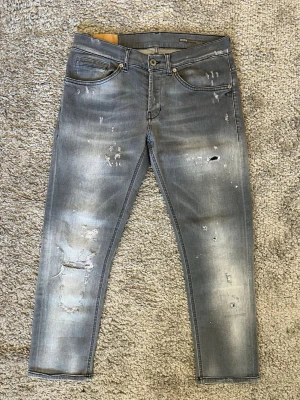 Dondup George Jeans - Dondup George Jeans i mycket fint skick med inga defekter! Mått längd 87 midja 39. Hör av er vid fler frågor🤝