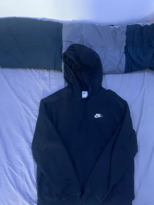 Svart Nike hoodie  - Säljer en svart hoodie från Nike.  Knappt använd