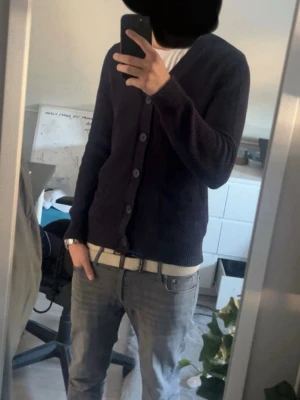 Stickad kofta/cardigan - Dobber - Dobber kofta/cardigan. Köptes för 999kr. Snygg mörkblå stickad kofta med v-ringning och stora knappar framtill. Koftan har två fickor och ribbade muddar vid ärmslut och nederkant. Perfekt att slänga över en t-shirt för en avslappnad look. Storlek Medium. Mycket bra skick och denna modell säljs inte mer. 