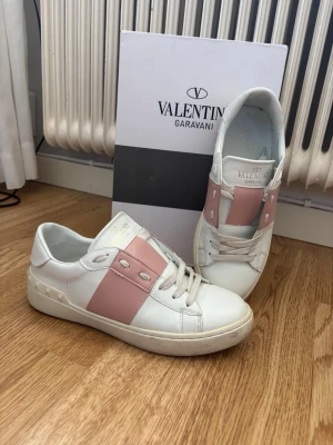 Valentino Garavani vita sneakers - Snygga vita/rosa sneakers från Valentino Garavani
