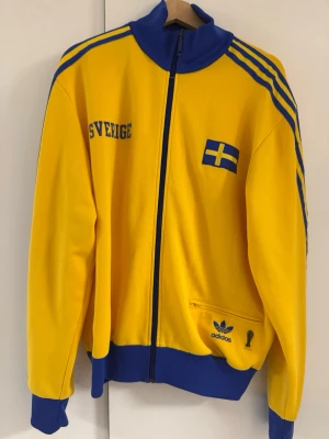 adidas Originals Sverige VM 2006 Tracktop L – Vintage - Säljer en adidas Originals Sverige VM 2006 Tracktop. Storlek: L Vintage från 2006.