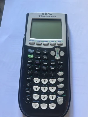 Texas Instruments TI-84 Plus miniräknare - En grafritande miniräknare, TI-84 Plus, perfekt för matte och naturvetenskap. Svart och grå design med stor display och många funktionsknappar. Passar för gymnasiet och universitet. Drivs med batterier och har robust plastmaterial.