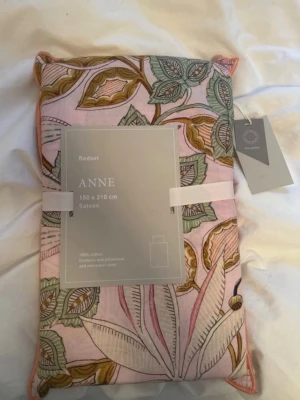 Blommigtn påslakanset ANNE 150x210 cm - Innehåller en duvet cover och en pillowcase ! egentligen kostar de 999kr 💕