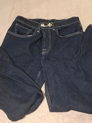 Asos Design Jeans - W 26 L 32. Mörkblåa jeans perfekta för höst! Säljer för de inte passar mig.. Pris kan diskuteras!! 😙
