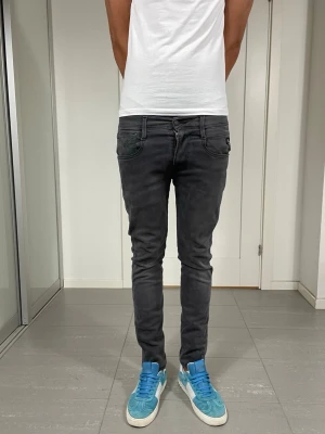 Replay Anbass Jeans  - Säljer dessa Replay Anbass jeans. w28 o L32 (sitter som L30) med mått ca 36 o 98 cm, Moddelen är 183 o väger 68 kg, skriv för fler bilder/frågor🙌🏼